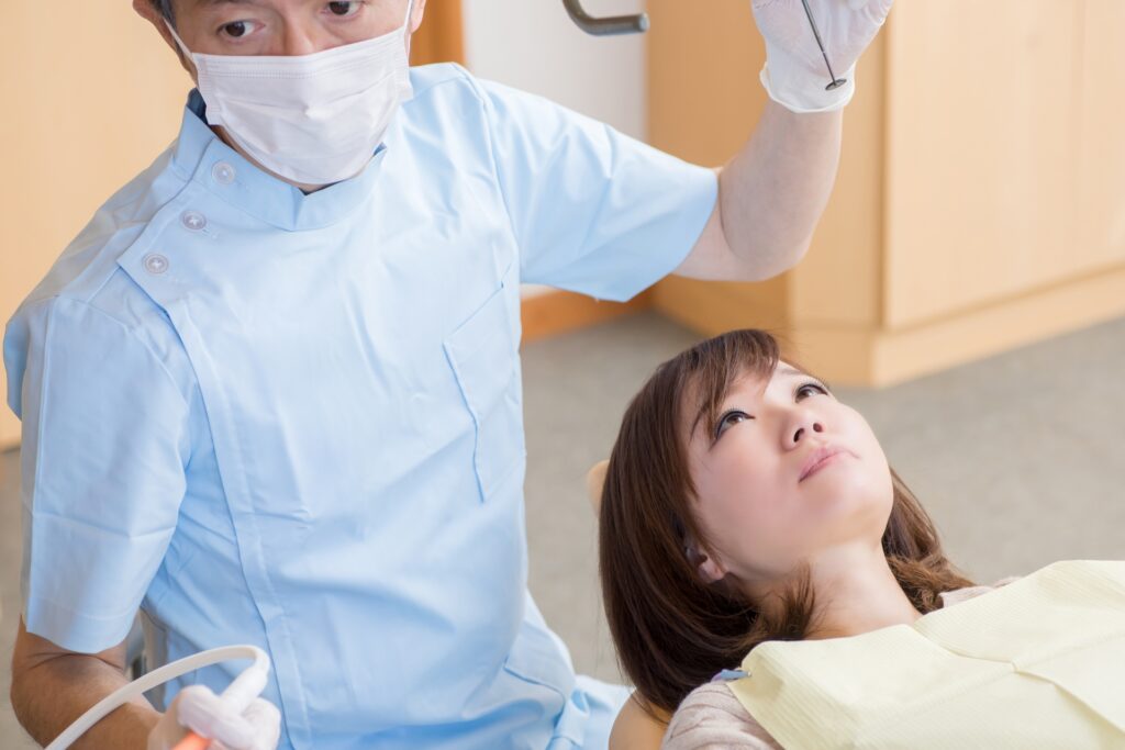 治療中の歯科医と患者
