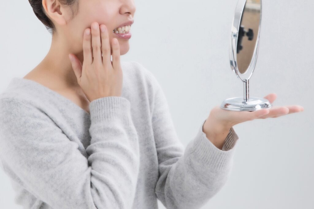 歯の不調に悩む女性